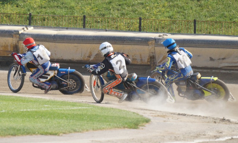 Patrik Búri pred Jánom Mihálikom pri jeho prvých pretekoch