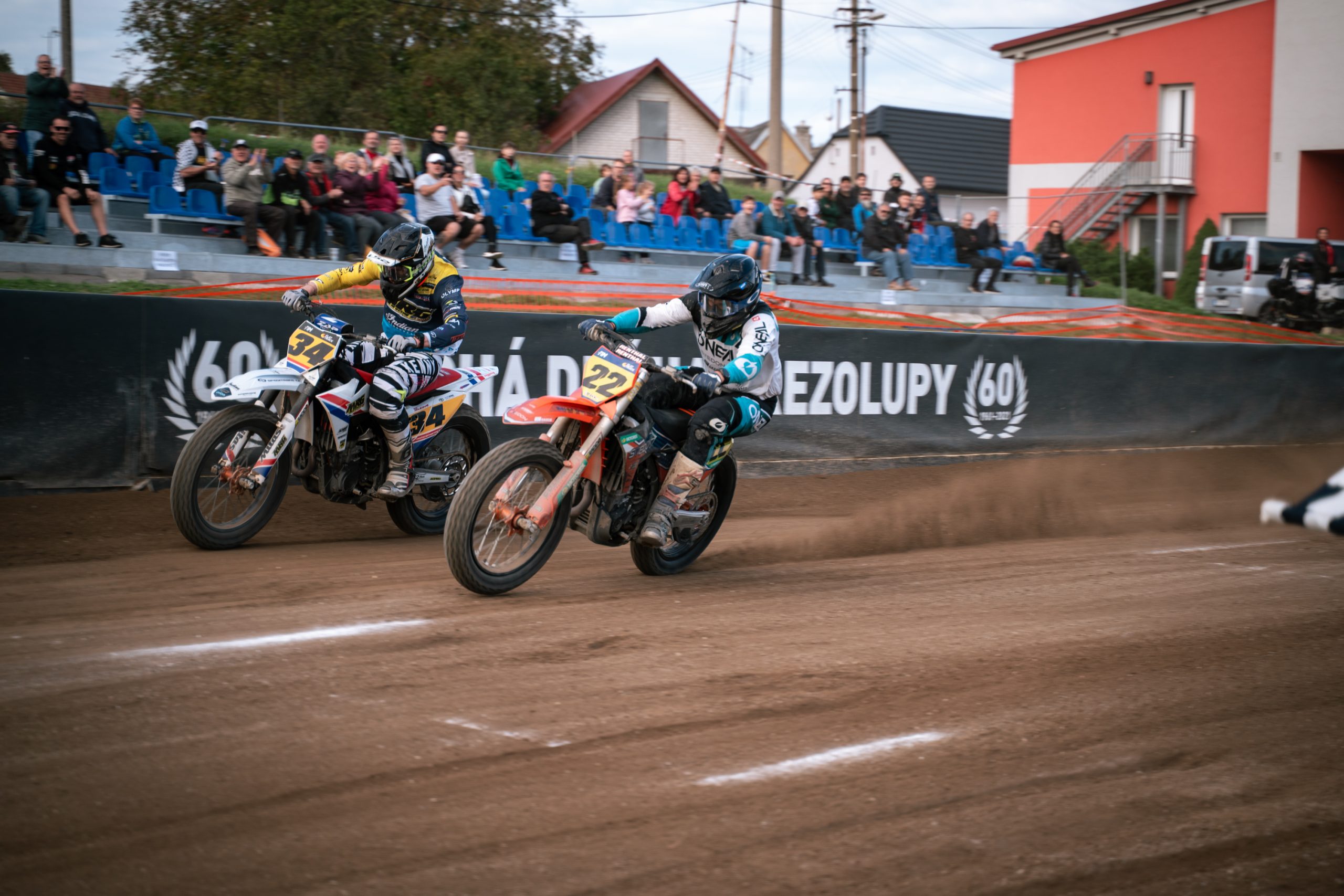 Drama až do poslední zatáčky: V Březolupech se rozhodlo o titulech MČR ve flat tracku